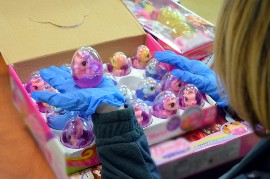 Niebezpieczne zabawki z Chin zagrażają życiu Twojego dziecka. Te nie trafią  do sprzedaży. Zatrzymała je podlaska KAS. Sprawdź, co kupujesz | Kurier  Poranny