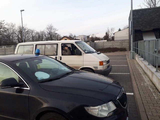 Volkswagenem transporterem jechało osiem osób. Nikt nie miał zapiętych pasów i wszyscy dostali mandaty po 100 zł.