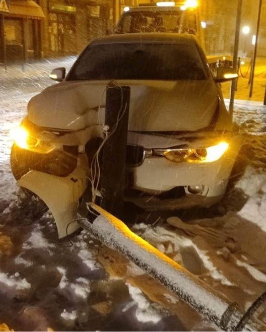 Samochód osobowy rozbił się nocą o latarnię na rynku w Skale