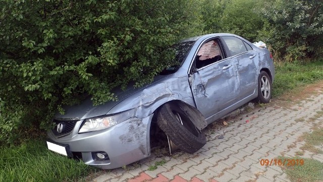 W Rybniku na ulicy Janasa pijany kierowca "skosił" inny pojazd