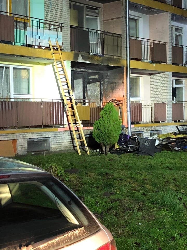 Pożar mieszkania w Poniatowej. Dwie osoby ranne, 12 zostało ewakuowanych