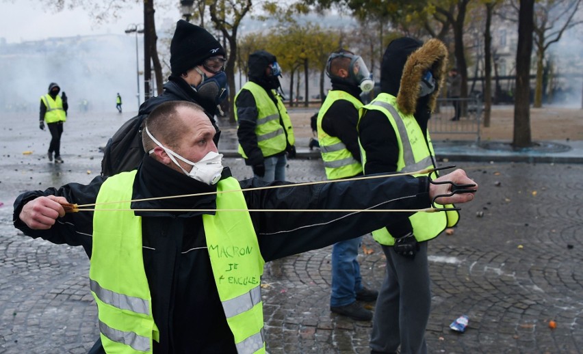 Protest "żółtych kamizelek" w Paryżu