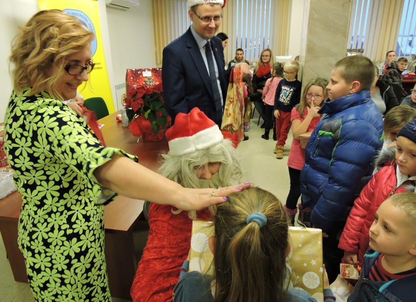 Mikołaj z paczkami świątecznymi od TPD odwiedził kolejną grupę dzieci, z Rzekunia i Troszyna [ZDJĘCIA, WIDEO]