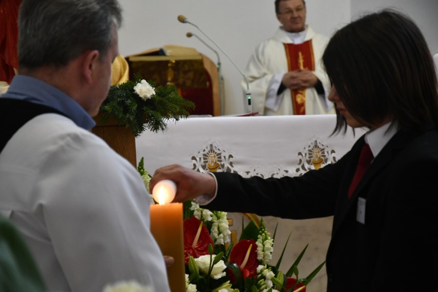 Młodzież z parafii Przemienienia Pańskiego w Kielcach - Białogonie przyjęła sakrament bierzmowania. Udzielił go biskup Marian Florczyk