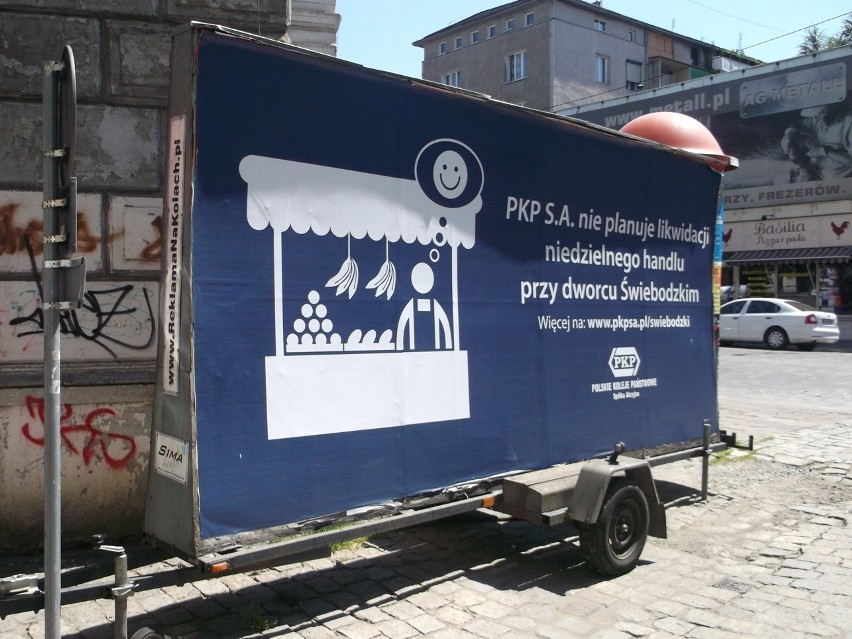 Wrocław: Kolej reklamuje się na billboardach... targowiskiem na Świebodzkim! (FOTO)