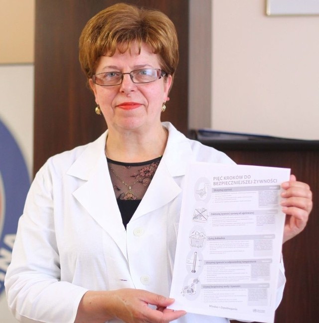 Instrukcje jak przechowywać żywność i zachować higienę pokazała Lucyna Wiśniewska, dyrektor radomskiej stacji Sanepidu.  