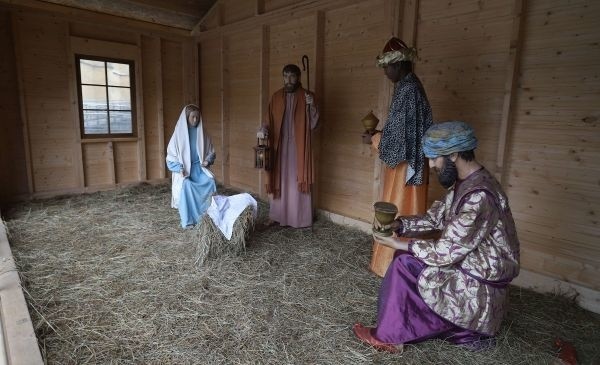 Szopka przed katedrą czeka na małego Jezusa, w tym roku także bez  żywych zwierząt [zdjęcia]