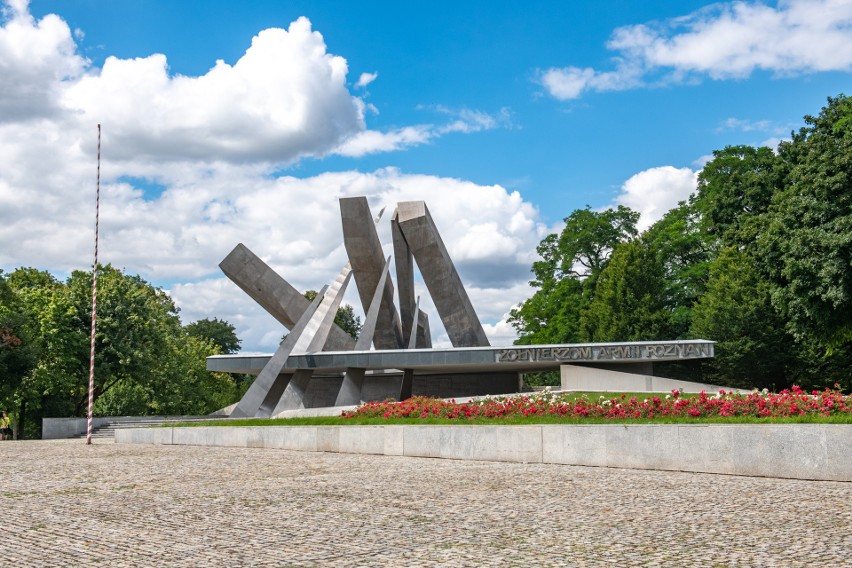 Coroczna renowacja pomnika Armii Poznań zakończona. Monument...