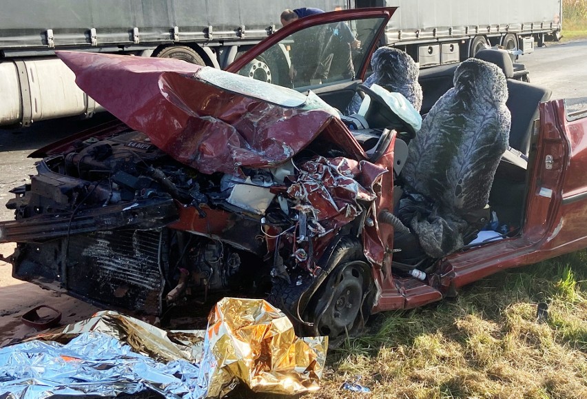 Wypadek w Prószkowie. Volkswagen uderzył czołowo w ciężarówkę. Rannego 22-letniego kierowcę osobówki do szpitala zabrał śmigłowiec LPR-u