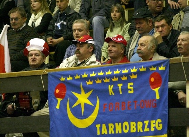 Szef klubu kibica Adam Oleksak (trzeci z prawej w dolnym rzędzie) twierdzi, że takich kibiców jakich mają mistrzynie Polski z Tarnobrzega nigdzie indziej nie ma.