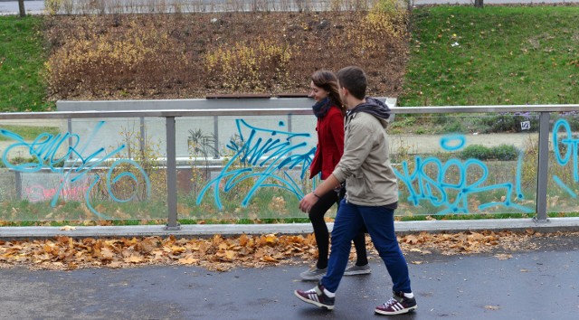 Do niedawna szklane barierki nad Kanałem Bydgoskim też były dewastowane.