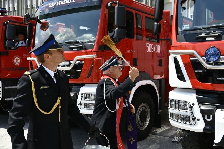 Nowe wozy dla strażaków - zawodowców i ochotników ze Świętokrzyskiego. Zobacz gdzie trafią [ZDJĘCIA]