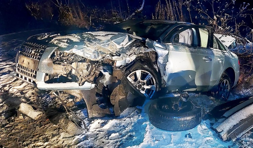 Groźny wypadek drogowy na granicy miasta Mszana Dolna i wsi Podobin. Ranny w szpitalu