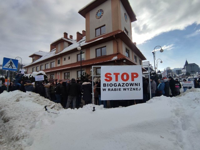 Niedawny protest mieszkańców Raby, którzy są przeciwni budowie biogazowni