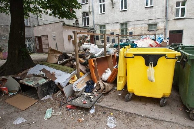MPGK w Katowicach śmieci z remontu mieszkania lub domu odbierze za darmo. Czy dzięki temu na podwórkach będzie czyściej?