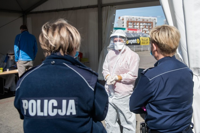 Wizyta u lekarza w czasie koronawirusa. Zdrowe nerwy trzeba mieć, by dostać się do gabinetu