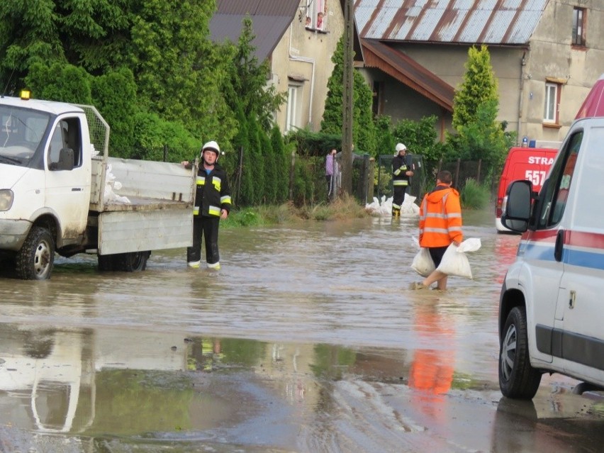 Woda ze szlamem zalałą domy i drogi w powiecie wadowickim