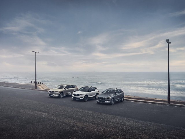 W ramach szerszej aktualizacji portfolio, 48-woltowe hybrydowe jednostki napędowe firmy są teraz dostępne w każdym modelu Volvo, co dodatkowo zwiększa zelektryfikowaną ofertę firmy. Jeśli chodzi o wygląd zewnętrzny, projektanci Volvo wprowadzili szereg udoskonaleń zarówno z przodu, jak i z tyłu S90 i V90, w tym nowe światła przeciwmgielne, nowy wygląd spojlera i nowy przedni zderzak.Fot. Volvo