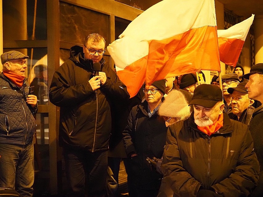 Kolejna manifestacja pod siedzibą TVP Łódź. Ponad 100 osób z flagami stanęło w obronie publicznych mediów. ZDJĘCIA, FILM