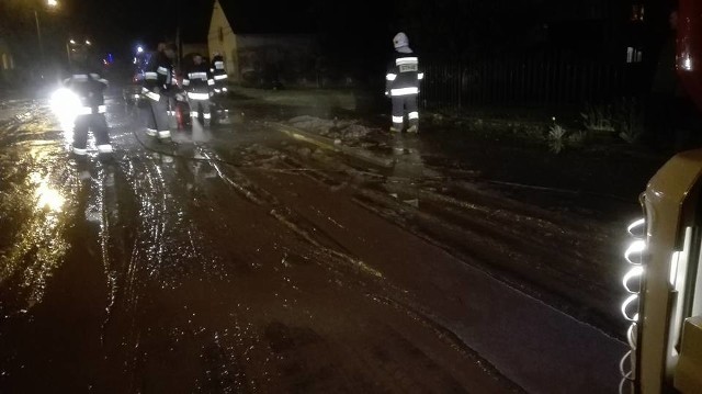 Strażacy mieli mnóstwo pracy z czyszczeniem dróg po zalaniu błotem.