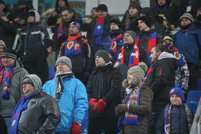 Kibice Piasta Gliwice na meczu z Górnikiem Zabrze.