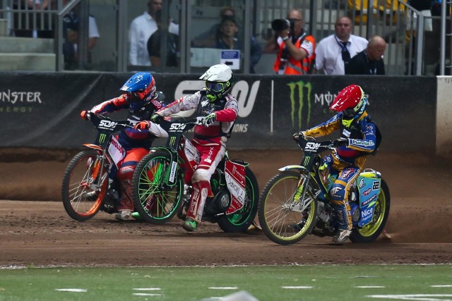 W sobotę i niedzielę (20-21 lipca) żużlowa reprezentacja Polski stanie do rywalizacji o tytuł drużynowego mistrza świata. Dwudniowe zawody Speedway of Nations rozegrane zostaną w rosyjskim Togliatti. W składzie biało-czerwonych jest zawodnik Stali Gorzów Bartosz Zmarzlik. Zobaczcie, jak Polacy przed rokiem we Wrocławiu jechali po brązowy medal. Wtedy w naszej ekipie ścigał się m.in. Patryk Dudek z Falubazu Zielona Góra. Turnieje w Togliatti rozpoczynać się będą o godz. 17. Po obu zawodach rozegrane zostaną jeszcze dwa dodatkowe wyścigi, baraż o wejście do gonitwy finałowej i bieg o złoto.  SKŁADY DRUŻYNPolska: Maciej Janowski, Bartosz Zmarzlik, Maksym Drabik; Dania: Niels Kristian Iversen, Leon Madsen, Frederik Jakobsen; Australia: Jason Doyle, Max Fricke, Jaimon Lidsey; Szwecja: Fredrik Lindgren, Peter Ljung, Filip Hjelmland; Rosja: Emil Sajfutdinow, Artiom Łaguta, Gleb Czugunow; Wielka Brytania: Craig Cook, Chris Harris, Robert Lambert; Niemcy: Kai Huckenbeck, Erik Riss, Lukas Fienhage.