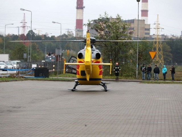 Śmigłowiec Lotniczego Pogotowia Ratunkowego na lądowisku, którym był parking samochodowy. Miał przewieźć  najbardziej poszkodowanego pracownika, który wymagał specjalistycznej pomocy w ośrodku chirurgicznym.