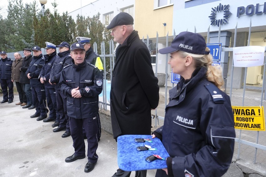 Kluczyki do radiowozów przekazał policjantom prezydent...