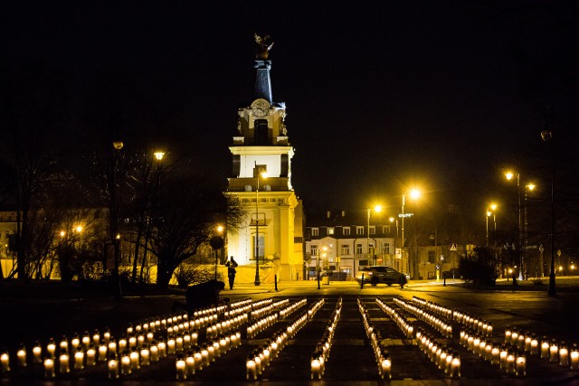 363. Tyle zniczy, ile ofiar covid-19 wśród białostoczan.