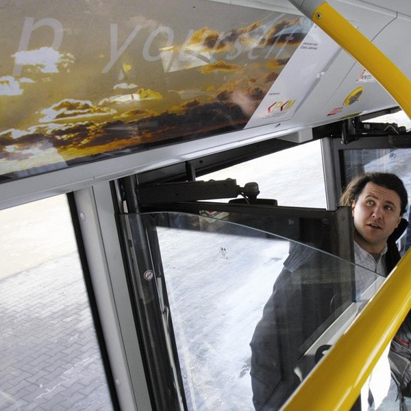 Jadąc autobusem, rozglądajmy się po jego ścianach - od wczoraj w specjalnych ramkach możemy oglądać obrazy, czytać wiersze i fragmenty prozy. Pomysłodawcy liczą, że dzięki tej inicjatywie zachęcą białostoczan do częstszego obcowania ze sztuką.