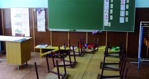 W szkole podstawowej w Bogdankach jest tylko 11 uczniów. Pracuje w niej 13 osób. Pomimo że większość sal świeci pustkami, radni nie chcą jej zamknąć.