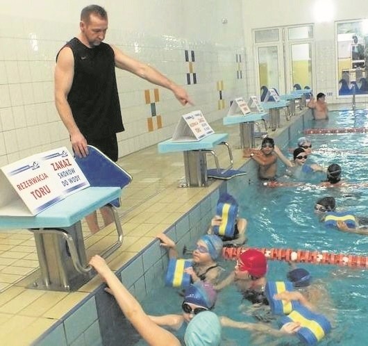 Trener Zbigniew Kwiecień wraz ze swoimi podopiecznymi podczas treningów Piranii Kazimierza Wielka.