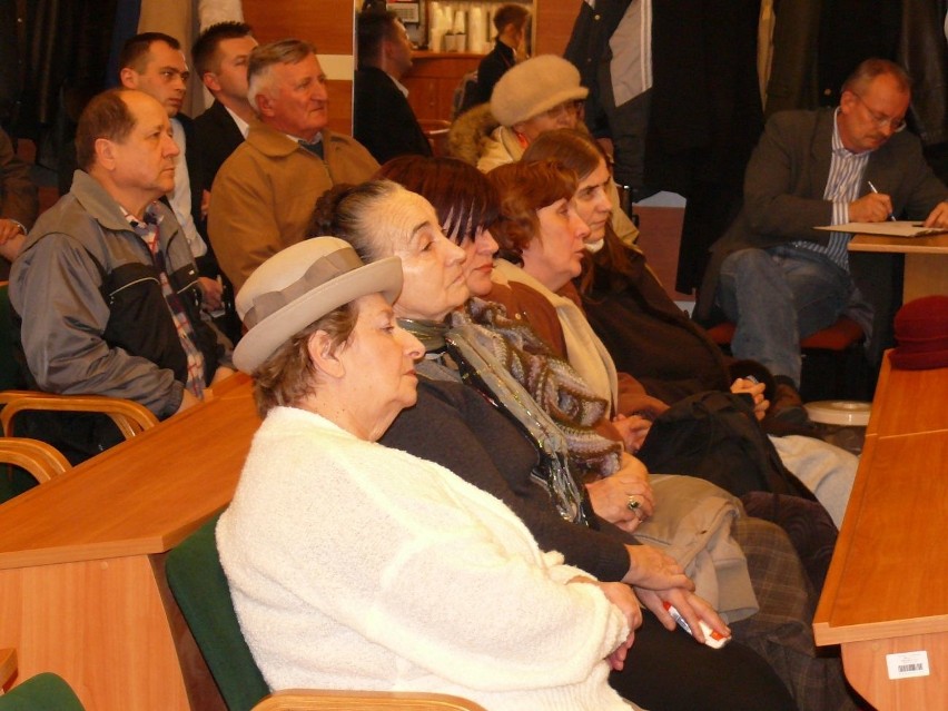Grupa mieszkańców obecna na sesji.