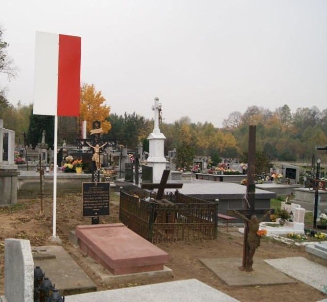 Odnowiony grób Józefa Barzykowskiego na cmentarzu w Wąchocku.