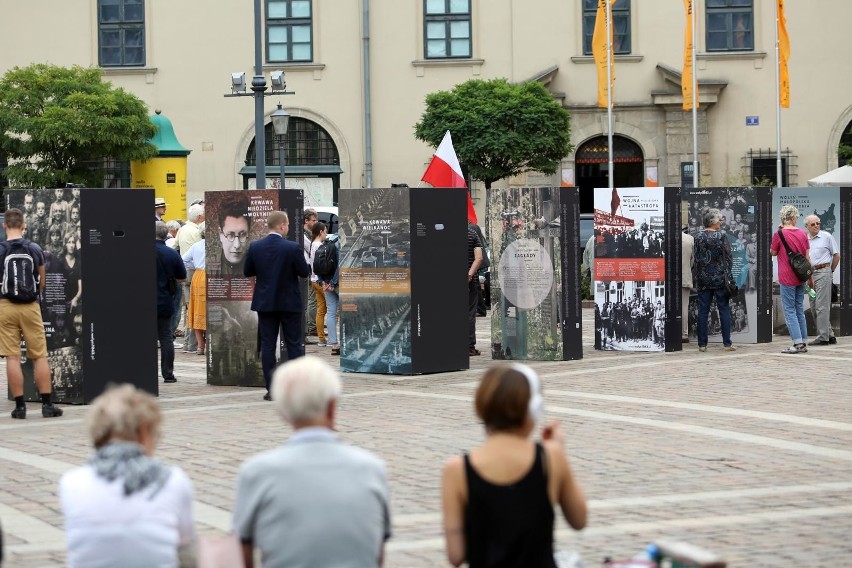 Kraków. "Wołyń 1943. Wołają z grobów, których nie ma". IPN zainaugurował wystawę na pl. Szczepańskim [ZDJĘCIA]