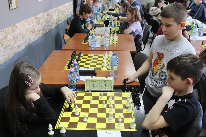 W Przysusze zagrali w szachy na turnieju i pomogli jednocześnie w zbiórce pieniędzy na rzecz uchodźców z Ukrainy