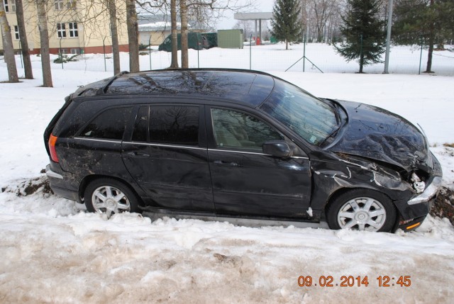 Kierująca chryslerem funkcjonariuszka prawdopodobnie jechała za szybko i straciła panowanie nad samochodem. Auto zjechało do rowu i uderzyło w przepust