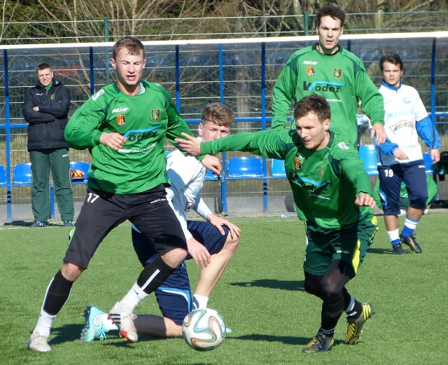 Piłkarze Stali Stalowa Wola (z lewej Mateusz Argasiński, obok Marcin Kowalski i Paweł Giel) pokonali w meczu kontrolnym Stal w Rzeszowie.