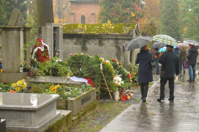 Grób, w którym złożono urnę z prochami Andrzeja Wajdy