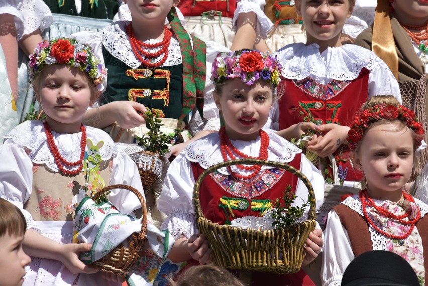 Święcenie pokarmów w strojach śląskich w Radzionkowie