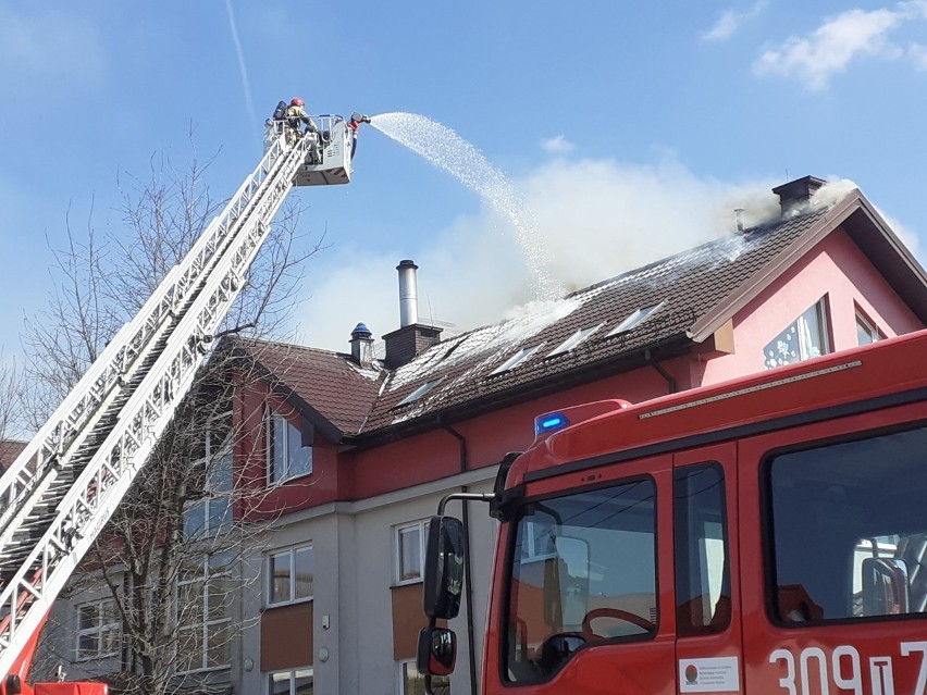 Palił się dach szkoły w Cedzynie koło Kielc. Na miejscu kilkanaście strażackich zastępów. Zobaczcie zdjęcia