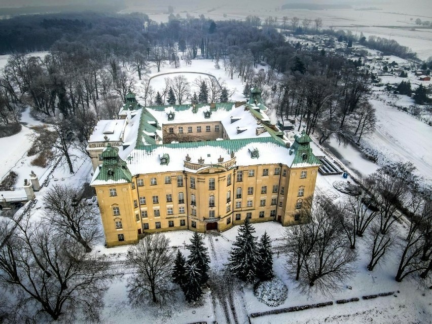Zamek w Rydzynie w pięknej zimowej odsłonie. Perła Wielkopolski wygląda magicznie pod białą pierzynką śniegu