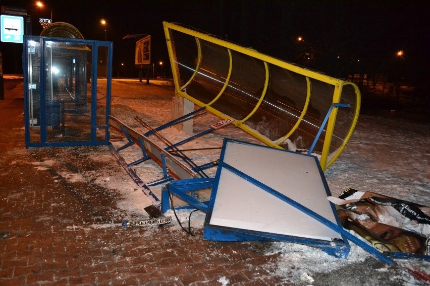 Wypadek autobusu w Zabrzu Rokitnica. Autobus zdemolował przystanek Pętla w Rokitnicy