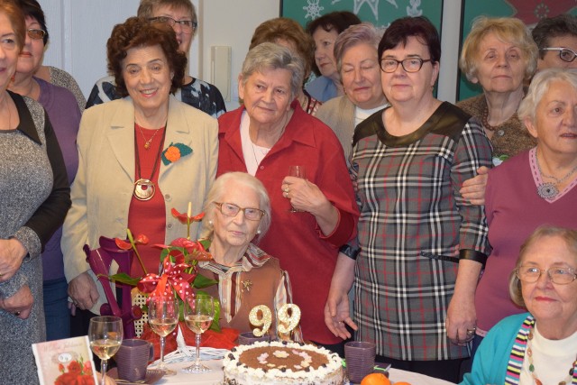 99 urodziny Haliny Węglińskiej z Zielonej Góry, które odbyły się w Zielonogórskim Uniwersytecie Trzeciego Wieku.