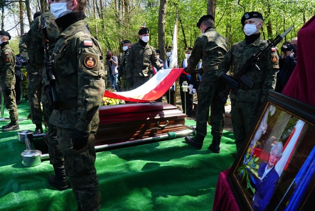 W poniedziałek, 27 kwietnia w Poznaniu odbył się pogrzeb Krystyny Łybackiej. Była minister edukacji narodowej spoczęła w alei zasłużonych na cmentarzu na Miłostowie. Zobacz więcej zdjęć ---->