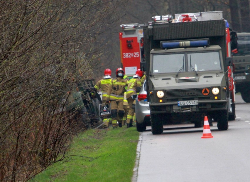 Wypadek na poligonie w Nowej Dębie. Wojskowy star zjechał z drogi i uderzył w drzewo (ZDJĘCIA)