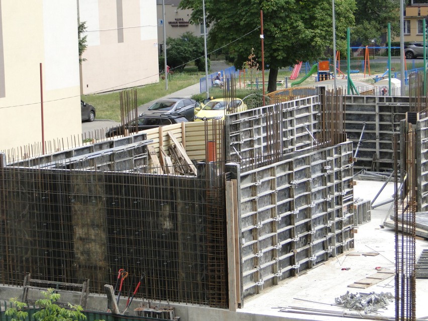 Trwa budowa apartamentowca przy ulicy Wilczej w Radomiu. W nowym bloku będzie 28 mieszkań. Jaki postęp prac? Zobaczcie zdjęcia