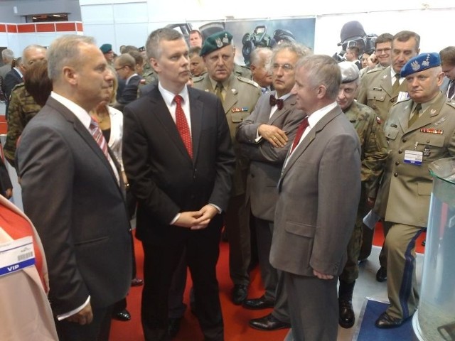 Minister obrony narodowej Tomasz Siemoniak otworzył salon obronny w Kielcach.