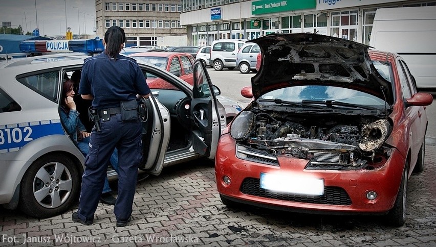 Wrocław: Pożar samochodu przy Grabiszyńskiej. Palił się nissan micra (ZDJĘCIA)