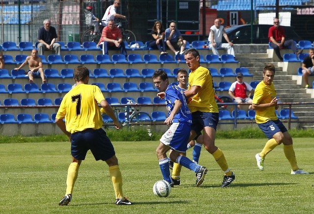 Z wyników sobotnich meczów mogą być zadowoleni piłkarze Pogoni II Szczecin (żółte stroje) i Błękitnych Stargard (niebieskie stroje).
